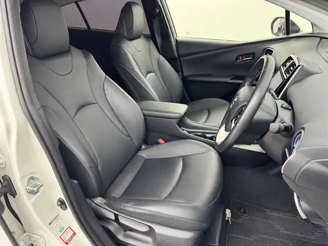 トヨタ プリウス S ツーリングセレクション 福岡県 2017(平29)年 6.1万km ホワイトパールクリスタルシャイン 純正９型ナビ／フルセグＴＶ　/バックカメラ　/前方ドライブレコーダー　/コーナーセンサー　/プッシュスタート　/横滑り防止装置　/シートヒーター　/電動格納式ドアミラー　/純正フロアマット　/純正１７インチＡＷ