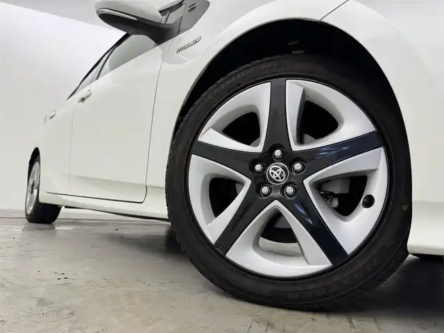 トヨタ プリウス S ツーリングセレクション 福岡県 2017(平29)年 6.1万km ホワイトパールクリスタルシャイン 純正９型ナビ／フルセグＴＶ　/バックカメラ　/前方ドライブレコーダー　/コーナーセンサー　/プッシュスタート　/横滑り防止装置　/シートヒーター　/電動格納式ドアミラー　/純正フロアマット　/純正１７インチＡＷ