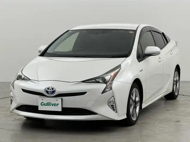 トヨタ プリウス S ツーリングセレクション 福岡県 2017(平29)年 6.1万km ホワイトパールクリスタルシャイン 純正９型ナビ／フルセグＴＶ　/バックカメラ　/前方ドライブレコーダー　/コーナーセンサー　/プッシュスタート　/横滑り防止装置　/シートヒーター　/電動格納式ドアミラー　/純正フロアマット　/純正１７インチＡＷ