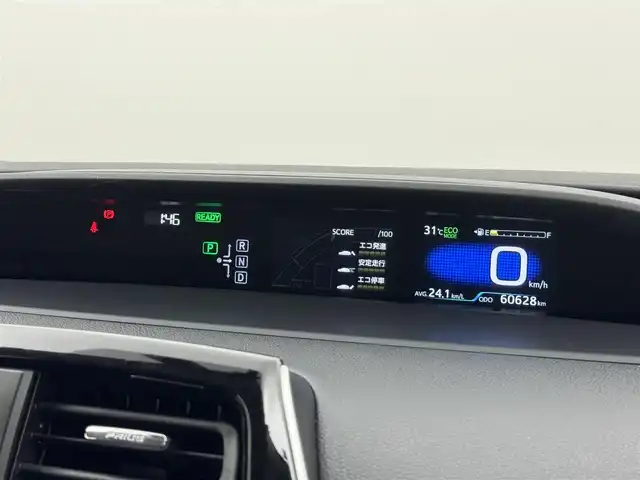 トヨタ プリウス S ツーリングセレクション 福岡県 2017(平29)年 6.1万km ホワイトパールクリスタルシャイン 純正９型ナビ／フルセグＴＶ　/バックカメラ　/前方ドライブレコーダー　/コーナーセンサー　/プッシュスタート　/横滑り防止装置　/シートヒーター　/電動格納式ドアミラー　/純正フロアマット　/純正１７インチＡＷ