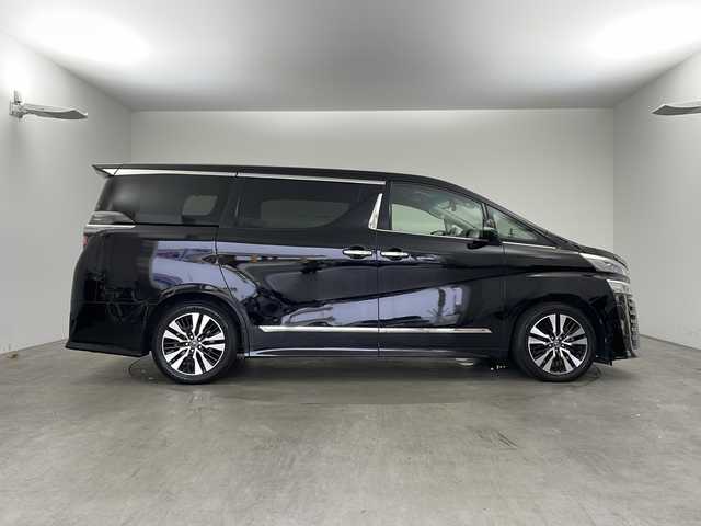 トヨタ ヴェルファイア Z Gエディション 兵庫県 2018(平30)年 7.7万km ブラック ・社外10インチSDナビ（AVIC-CE902VE）/・CD/DVD/BT/SD/フルセグTV/・バックカメラ/・ビルトインETC/・前後ドライブレコーダー/・社外レーダー探知機/・後席モニター２個（carrozzeria)/・両側パワースライドドア/・Toyota　Safety　Sense/・プリクラッシュセーフティ/・レーントレーシングアシスト/・レーダークルーズコントロール/・ロードサインアシスト/・オートマチックハイビームシステム/・クリアランスソナー/・パーキングサポートブレーキ/・デジタルインナーミラー/・ブラインドスポットモニター/・パワーバックドア/・合成皮革シート/・運転席メモリーシート/・前席パワーシート/・前席シートヒーター/・前席ベンチレーション/・ステアリングヒーター/・純正１８インチアルミホイール/・AC100V電源/・3眼LEDオートライト/・LEDフォグランプ/・社外フロアマット（後席部無し）/・シーケンシャルウィンカー/・スマートキー/・スペアキー/・プッシュスタート