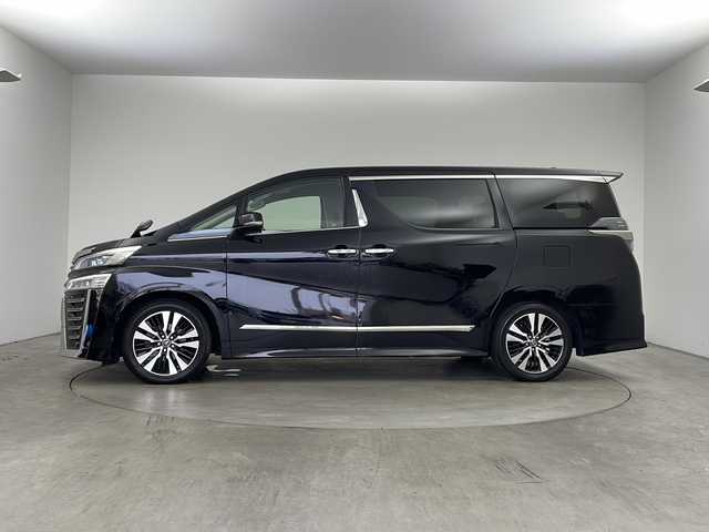 トヨタ ヴェルファイア Z Gエディション 兵庫県 2018(平30)年 7.7万km ブラック ・社外10インチSDナビ（AVIC-CE902VE）/・CD/DVD/BT/SD/フルセグTV/・バックカメラ/・ビルトインETC/・前後ドライブレコーダー/・社外レーダー探知機/・後席モニター２個（carrozzeria)/・両側パワースライドドア/・Toyota　Safety　Sense/・プリクラッシュセーフティ/・レーントレーシングアシスト/・レーダークルーズコントロール/・ロードサインアシスト/・オートマチックハイビームシステム/・クリアランスソナー/・パーキングサポートブレーキ/・デジタルインナーミラー/・ブラインドスポットモニター/・パワーバックドア/・合成皮革シート/・運転席メモリーシート/・前席パワーシート/・前席シートヒーター/・前席ベンチレーション/・ステアリングヒーター/・純正１８インチアルミホイール/・AC100V電源/・3眼LEDオートライト/・LEDフォグランプ/・社外フロアマット（後席部無し）/・シーケンシャルウィンカー/・スマートキー/・スペアキー/・プッシュスタート