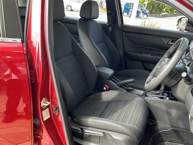 ホンダ ＷＲ－Ｖ Z+ ブラックスタイル 静岡県 2025(令7)年 0.2万km ワイン ホンダセンシング/・バックモニター/・前後コーナーセンサー/・クリアランスソナー/・横滑り防止/・レーンキープアシスト/・踏み間違い防止/・SOSコール/・レーダークルーズコントロール/8インチ純正ナビ/・FM/・AM/・Bluetooth/・フルセグTV/・iPod/・USB/主要装備/・フォグランプ/・LEDヘッドライト/・オートライト/・オートハイビーム/・純正アルミホイール/・純正フロアマット/・ステアリングリモコン/・プッシュスタート/・スマートキー/・スペアキー/・ハーフレザー調シート/・ワンオーナー
