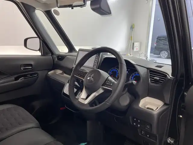 三菱 デリカミニ T プレミアム 滋賀県 2025(令7)年 0.1千km アメジストブラック 純正9インチディスプレイオーディオ/【Bluetooth/Apple CarPlay/Android Auto】/両側パワースライドドア/全方位カメラ/ハーフレザーシート/MI-PILOT/クリアランスソナー/LEDヘッドライト/オートマチックハイビーム/レーンキープアシスト/衝突軽減ブレーキ/ヒルディセントコントロール/D/Nシートヒーター/ステアリングヒーター/デジタルインナーミラー/ルーフレール/電動パーキングブレーキ/オートブレーキホールド/プッシュスタート/スマートキー/ステアリングリモコン