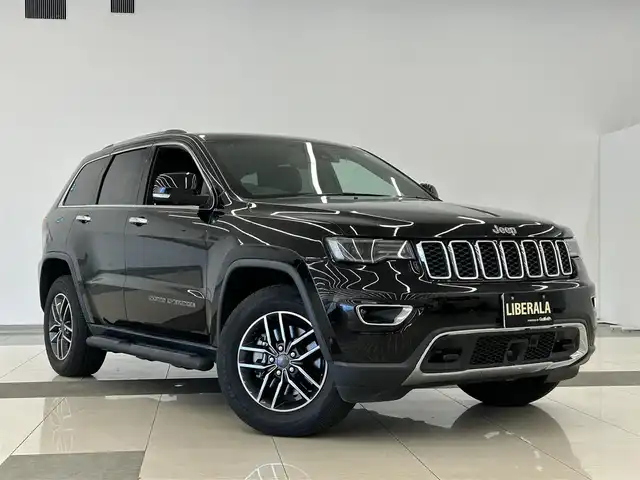 クライスラー・ジープ ジープ グランドチェロキー LTD 岡山県 2021(令3)年 2.9万km ダイヤモンドブラッククリスタル 純正HDDナビ/フルセグテレビ/バックカメラ/Bluetooth/AppleCarPlay/アイドリングストップ/革シート/ウィンカーミラー/ACC/パーキングアシスト/プッシュスタート/パワーバックドア/ETC/ステアリングヒーター/シートヒーター（D/N）/シートベンチレーション（D/N）/純正18インチアルミホイール/純正アルミホイール/レーダー探知機/保証書/取扱説明書
