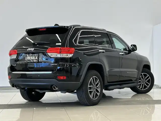 クライスラー・ジープ ジープ グランドチェロキー LTD 岡山県 2021(令3)年 2.9万km ダイヤモンドブラッククリスタル 純正HDDナビ/フルセグテレビ/バックカメラ/Bluetooth/AppleCarPlay/アイドリングストップ/革シート/ウィンカーミラー/ACC/パーキングアシスト/プッシュスタート/パワーバックドア/ETC/ステアリングヒーター/シートヒーター（D/N）/シートベンチレーション（D/N）/純正18インチアルミホイール/純正アルミホイール/レーダー探知機/保証書/取扱説明書