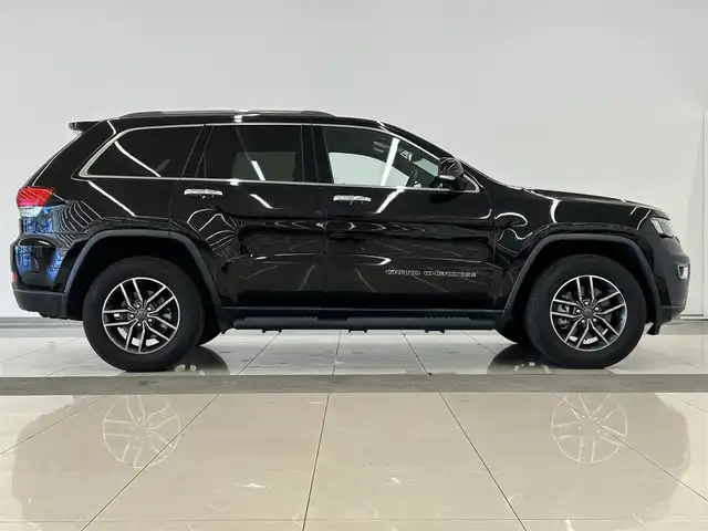 クライスラー・ジープ ジープ グランドチェロキー LTD 岡山県 2021(令3)年 2.9万km ダイヤモンドブラッククリスタル 純正HDDナビ/フルセグテレビ/バックカメラ/Bluetooth/AppleCarPlay/アイドリングストップ/革シート/ウィンカーミラー/ACC/パーキングアシスト/プッシュスタート/パワーバックドア/ETC/ステアリングヒーター/シートヒーター（D/N）/シートベンチレーション（D/N）/純正18インチアルミホイール/純正アルミホイール/レーダー探知機/保証書/取扱説明書