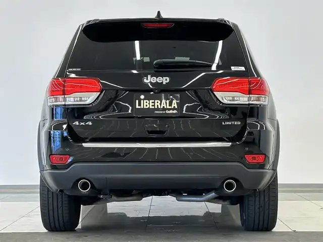 クライスラー・ジープ ジープ グランドチェロキー LTD 岡山県 2021(令3)年 2.9万km ダイヤモンドブラッククリスタル 純正HDDナビ/フルセグテレビ/バックカメラ/Bluetooth/AppleCarPlay/アイドリングストップ/革シート/ウィンカーミラー/ACC/パーキングアシスト/プッシュスタート/パワーバックドア/ETC/ステアリングヒーター/シートヒーター（D/N）/シートベンチレーション（D/N）/純正18インチアルミホイール/純正アルミホイール/レーダー探知機/保証書/取扱説明書