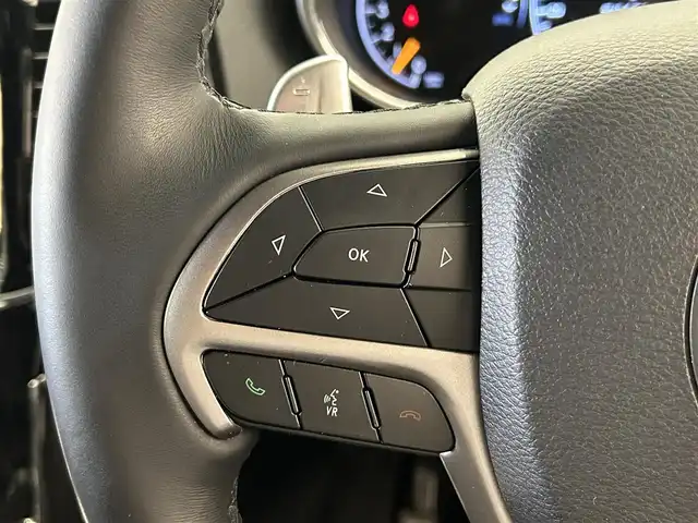 クライスラー・ジープ ジープ グランドチェロキー LTD 岡山県 2021(令3)年 2.9万km ダイヤモンドブラッククリスタル 純正HDDナビ/フルセグテレビ/バックカメラ/Bluetooth/AppleCarPlay/アイドリングストップ/革シート/ウィンカーミラー/ACC/パーキングアシスト/プッシュスタート/パワーバックドア/ETC/ステアリングヒーター/シートヒーター（D/N）/シートベンチレーション（D/N）/純正18インチアルミホイール/純正アルミホイール/レーダー探知機/保証書/取扱説明書