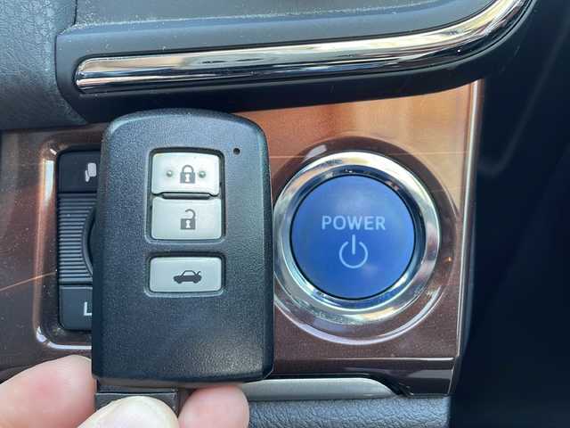 トヨタ クラウン ハイブリッド ロイヤルサルーン Four 秋田県 2015(平27)年 6.9万km プレシャスシルバー ワンオーナー/純正メーカーHDDナビ/　CD/DVD/USB/　フルセグ/Bluetooth/バックカメラ/ビルトインETC/衝突軽減ブレーキ/クルーズコントロール/パワーシート/スマートキー/プッシュスタート/LEDヘッドライト/フォグライト/オートライト/取扱説明書/保証書