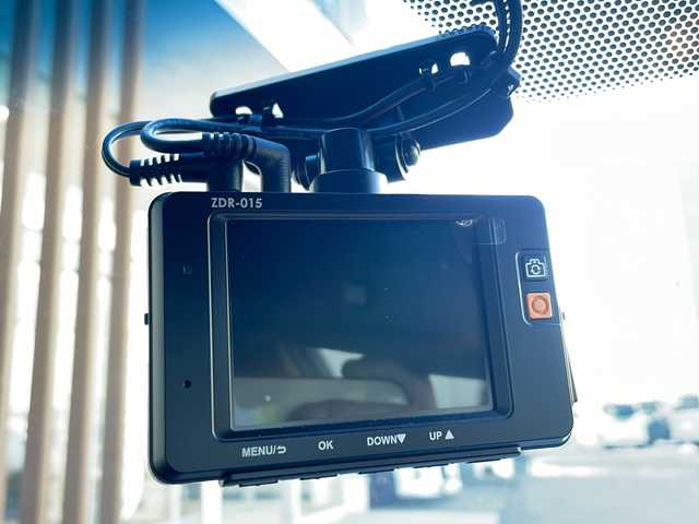 トヨタ クラウン ハイブリッド ロイヤルサルーン Four 秋田県 2015(平27)年 6.9万km プレシャスシルバー ワンオーナー/純正メーカーHDDナビ/　CD/DVD/USB/　フルセグ/Bluetooth/バックカメラ/ビルトインETC/衝突軽減ブレーキ/クルーズコントロール/パワーシート/スマートキー/プッシュスタート/LEDヘッドライト/フォグライト/オートライト/取扱説明書/保証書