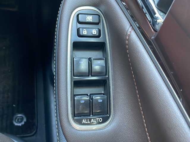 トヨタ クラウン ハイブリッド ロイヤルサルーン Four 秋田県 2015(平27)年 6.9万km プレシャスシルバー ワンオーナー/純正メーカーHDDナビ/　CD/DVD/USB/　フルセグ/Bluetooth/バックカメラ/ビルトインETC/衝突軽減ブレーキ/クルーズコントロール/パワーシート/スマートキー/プッシュスタート/LEDヘッドライト/フォグライト/オートライト/取扱説明書/保証書