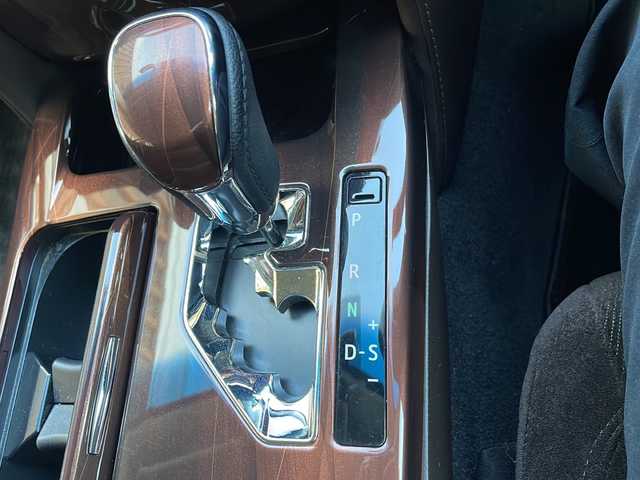 トヨタ クラウン ハイブリッド ロイヤルサルーン Four 秋田県 2015(平27)年 6.9万km プレシャスシルバー ワンオーナー/純正メーカーHDDナビ/　CD/DVD/USB/　フルセグ/Bluetooth/バックカメラ/ビルトインETC/衝突軽減ブレーキ/クルーズコントロール/パワーシート/スマートキー/プッシュスタート/LEDヘッドライト/フォグライト/オートライト/取扱説明書/保証書