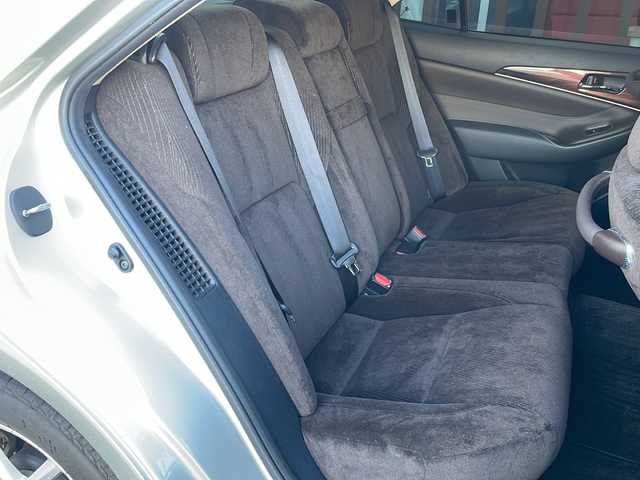 トヨタ クラウン ハイブリッド ロイヤルサルーン Four 秋田県 2015(平27)年 6.9万km プレシャスシルバー ワンオーナー/純正メーカーHDDナビ/　CD/DVD/USB/　フルセグ/Bluetooth/バックカメラ/ビルトインETC/衝突軽減ブレーキ/クルーズコントロール/パワーシート/スマートキー/プッシュスタート/LEDヘッドライト/フォグライト/オートライト/取扱説明書/保証書