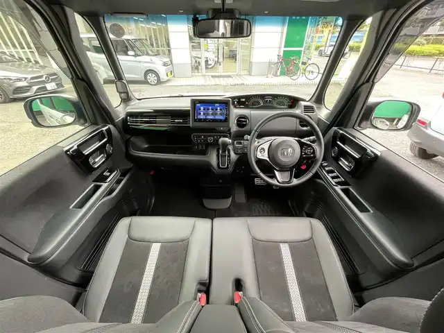 ホンダ Ｎ ＢＯＸ カスタム L ターボ 東京都 2023(令5)年 0.7万km プラチナホワイトパール ターボ/ワンオーナー/純正SDナビ【VXM-234VFi】/（CD/DVD/BTオーディオ/フルセグ）/バックカメラ/ホンダセンシング/・アダクティブクルーズコントロール/・路外逸脱抑制機能/・衝突軽減ブレーキ/・標識認識機能/両側パワースライドドア/ハーフレザーシート/前席シートヒーター/純正フロアマット/前後ドライブレコーダー【DBH-224SD】/ETC/スペアキー×1/取扱説明書/保証書