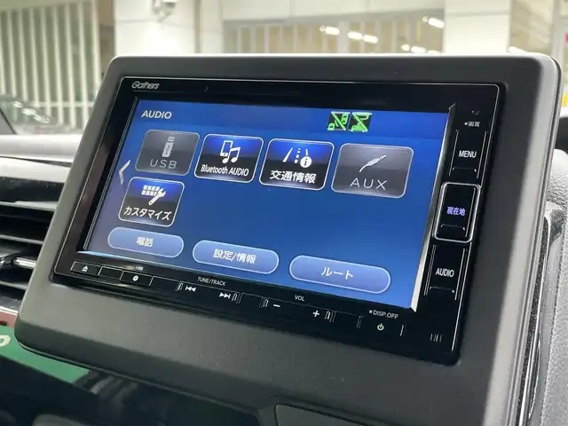 ホンダ Ｎ ＢＯＸ カスタム L ターボ 東京都 2023(令5)年 0.7万km プラチナホワイトパール ターボ/ワンオーナー/純正SDナビ【VXM-234VFi】/（CD/DVD/BTオーディオ/フルセグ）/バックカメラ/ホンダセンシング/・アダクティブクルーズコントロール/・路外逸脱抑制機能/・衝突軽減ブレーキ/・標識認識機能/両側パワースライドドア/ハーフレザーシート/前席シートヒーター/純正フロアマット/前後ドライブレコーダー【DBH-224SD】/ETC/スペアキー×1/取扱説明書/保証書