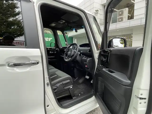 ホンダ Ｎ ＢＯＸ カスタム L ターボ 東京都 2023(令5)年 0.7万km プラチナホワイトパール ターボ/ワンオーナー/純正SDナビ【VXM-234VFi】/（CD/DVD/BTオーディオ/フルセグ）/バックカメラ/ホンダセンシング/・アダクティブクルーズコントロール/・路外逸脱抑制機能/・衝突軽減ブレーキ/・標識認識機能/両側パワースライドドア/ハーフレザーシート/前席シートヒーター/純正フロアマット/前後ドライブレコーダー【DBH-224SD】/ETC/スペアキー×1/取扱説明書/保証書