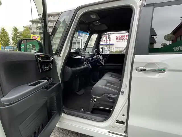 ホンダ Ｎ ＢＯＸ カスタム L ターボ 東京都 2023(令5)年 0.7万km プラチナホワイトパール ターボ/ワンオーナー/純正SDナビ【VXM-234VFi】/（CD/DVD/BTオーディオ/フルセグ）/バックカメラ/ホンダセンシング/・アダクティブクルーズコントロール/・路外逸脱抑制機能/・衝突軽減ブレーキ/・標識認識機能/両側パワースライドドア/ハーフレザーシート/前席シートヒーター/純正フロアマット/前後ドライブレコーダー【DBH-224SD】/ETC/スペアキー×1/取扱説明書/保証書