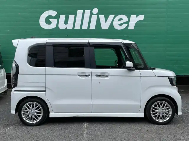 ホンダ Ｎ ＢＯＸ カスタム L ターボ 東京都 2023(令5)年 0.7万km プラチナホワイトパール ターボ/ワンオーナー/純正SDナビ【VXM-234VFi】/（CD/DVD/BTオーディオ/フルセグ）/バックカメラ/ホンダセンシング/・アダクティブクルーズコントロール/・路外逸脱抑制機能/・衝突軽減ブレーキ/・標識認識機能/両側パワースライドドア/ハーフレザーシート/前席シートヒーター/純正フロアマット/前後ドライブレコーダー【DBH-224SD】/ETC/スペアキー×1/取扱説明書/保証書