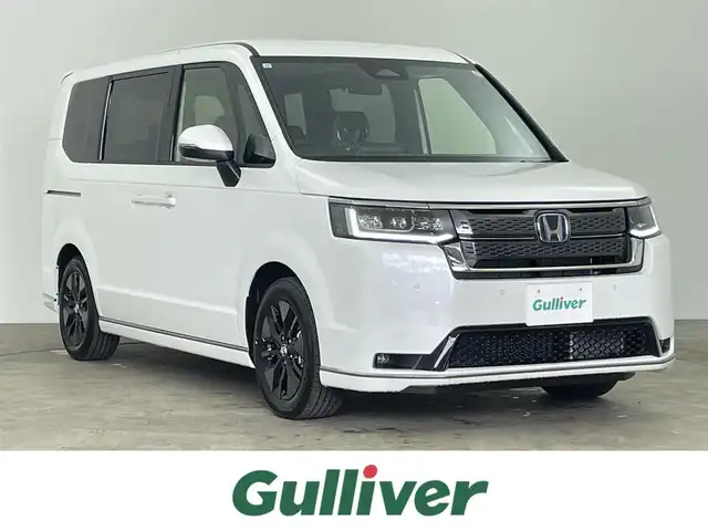 ホンダ ステップワゴン スパーダ eHEV 千葉県 2025(令7)年 0.1千km プラチナホワイトパール 登録済未使用車/純正11.4インチナビ/・LXM-247VFLi/・CD/DVD/BT/ACP/AA/フルセグ/Honda SENSING/・衝突軽減ブレーキ（CMBS）/・先行車発進お知らせ機能/・歩行者事故低減ステアリング/・路外逸脱抑制機能●標識認識機能/・渋滞追従機能付アダプティブクルーズコントロール（ACC）/・車線維持支援システム（LKAS）/・トラフィックジャムアシスト（渋滞運転支援機能）/・ブラインドスポットインフォメーション/・誤発進抑制機能/・後方誤発進抑制機能/・近距離衝突軽減ブレーキ/・急アクセル抑制機能/・パーキングセンサーシステム/・オートハイビーム/ブラインドスポットインフォメーション/両側パワースライドドア/パワーテールゲート(メモリー機能付)/バックカメラ/ハーフレザーシート/前席シートヒーター/LEDヘッドライト/パドルシフト/スマートキー/スペアキー/純正16インチアルミホイール