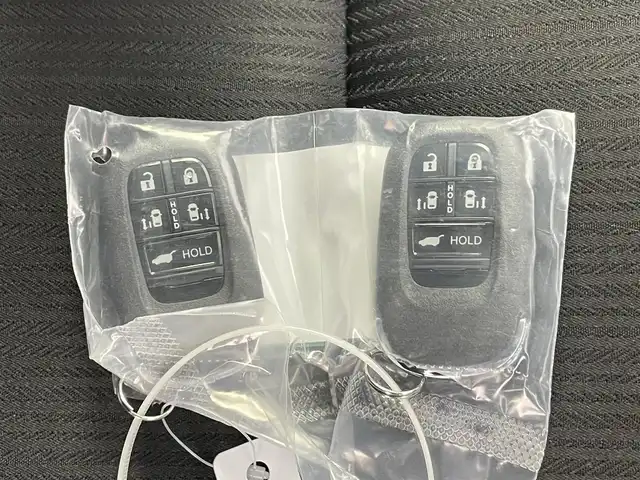 ホンダ ステップワゴン スパーダ eHEV 千葉県 2025(令7)年 0.1千km プラチナホワイトパール 登録済未使用車/純正11.4インチナビ/・LXM-247VFLi/・CD/DVD/BT/ACP/AA/フルセグ/Honda SENSING/・衝突軽減ブレーキ（CMBS）/・先行車発進お知らせ機能/・歩行者事故低減ステアリング/・路外逸脱抑制機能●標識認識機能/・渋滞追従機能付アダプティブクルーズコントロール（ACC）/・車線維持支援システム（LKAS）/・トラフィックジャムアシスト（渋滞運転支援機能）/・ブラインドスポットインフォメーション/・誤発進抑制機能/・後方誤発進抑制機能/・近距離衝突軽減ブレーキ/・急アクセル抑制機能/・パーキングセンサーシステム/・オートハイビーム/ブラインドスポットインフォメーション/両側パワースライドドア/パワーテールゲート(メモリー機能付)/バックカメラ/ハーフレザーシート/前席シートヒーター/LEDヘッドライト/パドルシフト/スマートキー/スペアキー/純正16インチアルミホイール