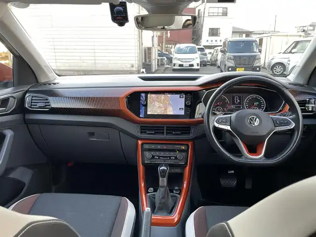 フォルクスワーゲン Ｔ－クロス TSI 1stプラス 大分県 2020(令2)年 3.3万km ピュアホワイト ハーフレザーシート/純正メモリーナビ/　CD/DVD/BT/USB/ラジオ/フルセグ/バックカメラ/ETC2.0/レーンキープアシストシステム/スタティックコーナリングライト /デイタイムランニングライト/ブラインドスポットディテクション（後方死角検知機能）/ドライバー疲労検知システム/パークディスタンスコントロール/リヤトラフィックアラート/プロアクティブ・オキュパント・プロテクション/ESC（エレクトロニック・スタビリティ・コントロール）/ドライブレコーダー（HDR360G)/プッシュエンジン/クリアランスソナー/アイドリングストップ/パーキングアシスト/ステアリングスイッチ/チルステアリング/レベライザー/ウィンカーミラー/ブライングスポット/オートハイビーム/スマートフォンワイヤレスチャージング /リアトラックアシスト/アダプティブクルーズコントロール/純正マット/プライバシーガラス/ルーフレール/保証書/取扱説明書