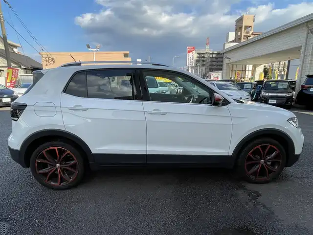 フォルクスワーゲン Ｔ－クロス TSI 1stプラス 大分県 2020(令2)年 3.3万km ピュアホワイト ハーフレザーシート/純正メモリーナビ/　CD/DVD/BT/USB/ラジオ/フルセグ/バックカメラ/ETC2.0/レーンキープアシストシステム/スタティックコーナリングライト /デイタイムランニングライト/ブラインドスポットディテクション（後方死角検知機能）/ドライバー疲労検知システム/パークディスタンスコントロール/リヤトラフィックアラート/プロアクティブ・オキュパント・プロテクション/ESC（エレクトロニック・スタビリティ・コントロール）/ドライブレコーダー（HDR360G)/プッシュエンジン/クリアランスソナー/アイドリングストップ/パーキングアシスト/ステアリングスイッチ/チルステアリング/レベライザー/ウィンカーミラー/ブライングスポット/オートハイビーム/スマートフォンワイヤレスチャージング /リアトラックアシスト/アダプティブクルーズコントロール/純正マット/プライバシーガラス/ルーフレール/保証書/取扱説明書