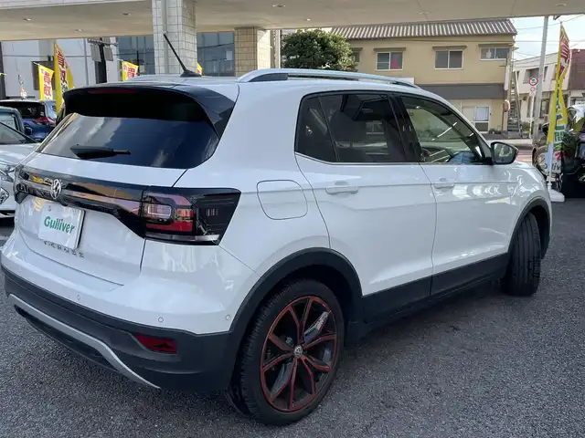 フォルクスワーゲン Ｔ－クロス TSI 1stプラス 大分県 2020(令2)年 3.3万km ピュアホワイト ハーフレザーシート/純正メモリーナビ/　CD/DVD/BT/USB/ラジオ/フルセグ/バックカメラ/ETC2.0/レーンキープアシストシステム/スタティックコーナリングライト /デイタイムランニングライト/ブラインドスポットディテクション（後方死角検知機能）/ドライバー疲労検知システム/パークディスタンスコントロール/リヤトラフィックアラート/プロアクティブ・オキュパント・プロテクション/ESC（エレクトロニック・スタビリティ・コントロール）/ドライブレコーダー（HDR360G)/プッシュエンジン/クリアランスソナー/アイドリングストップ/パーキングアシスト/ステアリングスイッチ/チルステアリング/レベライザー/ウィンカーミラー/ブライングスポット/オートハイビーム/スマートフォンワイヤレスチャージング /リアトラックアシスト/アダプティブクルーズコントロール/純正マット/プライバシーガラス/ルーフレール/保証書/取扱説明書