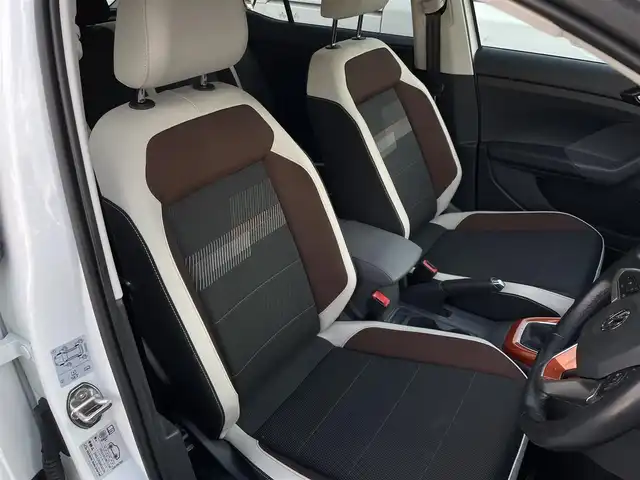 フォルクスワーゲン Ｔ－クロス TSI 1stプラス 大分県 2020(令2)年 3.3万km ピュアホワイト ハーフレザーシート/純正メモリーナビ/　CD/DVD/BT/USB/ラジオ/フルセグ/バックカメラ/ETC2.0/レーンキープアシストシステム/スタティックコーナリングライト /デイタイムランニングライト/ブラインドスポットディテクション（後方死角検知機能）/ドライバー疲労検知システム/パークディスタンスコントロール/リヤトラフィックアラート/プロアクティブ・オキュパント・プロテクション/ESC（エレクトロニック・スタビリティ・コントロール）/ドライブレコーダー（HDR360G)/プッシュエンジン/クリアランスソナー/アイドリングストップ/パーキングアシスト/ステアリングスイッチ/チルステアリング/レベライザー/ウィンカーミラー/ブライングスポット/オートハイビーム/スマートフォンワイヤレスチャージング /リアトラックアシスト/アダプティブクルーズコントロール/純正マット/プライバシーガラス/ルーフレール/保証書/取扱説明書