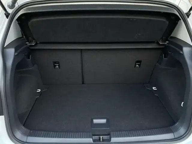 フォルクスワーゲン Ｔ－クロス TSI 1stプラス 大分県 2020(令2)年 3.3万km ピュアホワイト ハーフレザーシート/純正メモリーナビ/　CD/DVD/BT/USB/ラジオ/フルセグ/バックカメラ/ETC2.0/レーンキープアシストシステム/スタティックコーナリングライト /デイタイムランニングライト/ブラインドスポットディテクション（後方死角検知機能）/ドライバー疲労検知システム/パークディスタンスコントロール/リヤトラフィックアラート/プロアクティブ・オキュパント・プロテクション/ESC（エレクトロニック・スタビリティ・コントロール）/ドライブレコーダー（HDR360G)/プッシュエンジン/クリアランスソナー/アイドリングストップ/パーキングアシスト/ステアリングスイッチ/チルステアリング/レベライザー/ウィンカーミラー/ブライングスポット/オートハイビーム/スマートフォンワイヤレスチャージング /リアトラックアシスト/アダプティブクルーズコントロール/純正マット/プライバシーガラス/ルーフレール/保証書/取扱説明書