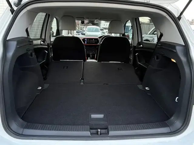 フォルクスワーゲン Ｔ－クロス TSI 1stプラス 大分県 2020(令2)年 3.3万km ピュアホワイト ハーフレザーシート/純正メモリーナビ/　CD/DVD/BT/USB/ラジオ/フルセグ/バックカメラ/ETC2.0/レーンキープアシストシステム/スタティックコーナリングライト /デイタイムランニングライト/ブラインドスポットディテクション（後方死角検知機能）/ドライバー疲労検知システム/パークディスタンスコントロール/リヤトラフィックアラート/プロアクティブ・オキュパント・プロテクション/ESC（エレクトロニック・スタビリティ・コントロール）/ドライブレコーダー（HDR360G)/プッシュエンジン/クリアランスソナー/アイドリングストップ/パーキングアシスト/ステアリングスイッチ/チルステアリング/レベライザー/ウィンカーミラー/ブライングスポット/オートハイビーム/スマートフォンワイヤレスチャージング /リアトラックアシスト/アダプティブクルーズコントロール/純正マット/プライバシーガラス/ルーフレール/保証書/取扱説明書