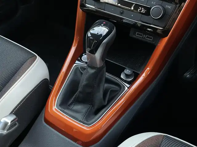 フォルクスワーゲン Ｔ－クロス TSI 1stプラス 大分県 2020(令2)年 3.3万km ピュアホワイト ハーフレザーシート/純正メモリーナビ/　CD/DVD/BT/USB/ラジオ/フルセグ/バックカメラ/ETC2.0/レーンキープアシストシステム/スタティックコーナリングライト /デイタイムランニングライト/ブラインドスポットディテクション（後方死角検知機能）/ドライバー疲労検知システム/パークディスタンスコントロール/リヤトラフィックアラート/プロアクティブ・オキュパント・プロテクション/ESC（エレクトロニック・スタビリティ・コントロール）/ドライブレコーダー（HDR360G)/プッシュエンジン/クリアランスソナー/アイドリングストップ/パーキングアシスト/ステアリングスイッチ/チルステアリング/レベライザー/ウィンカーミラー/ブライングスポット/オートハイビーム/スマートフォンワイヤレスチャージング /リアトラックアシスト/アダプティブクルーズコントロール/純正マット/プライバシーガラス/ルーフレール/保証書/取扱説明書