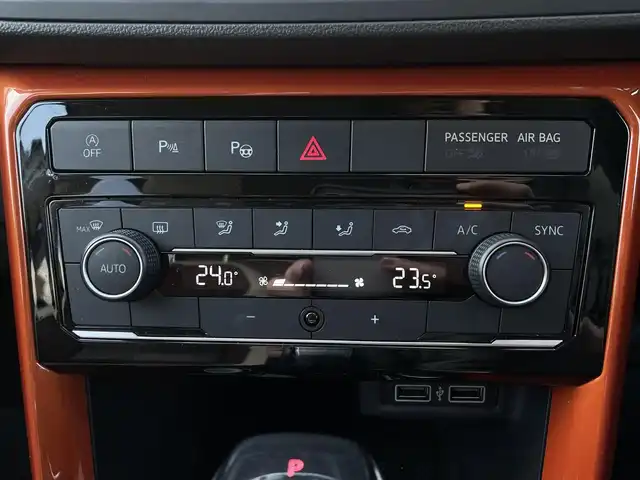 フォルクスワーゲン Ｔ－クロス TSI 1stプラス 大分県 2020(令2)年 3.3万km ピュアホワイト ハーフレザーシート/純正メモリーナビ/　CD/DVD/BT/USB/ラジオ/フルセグ/バックカメラ/ETC2.0/レーンキープアシストシステム/スタティックコーナリングライト /デイタイムランニングライト/ブラインドスポットディテクション（後方死角検知機能）/ドライバー疲労検知システム/パークディスタンスコントロール/リヤトラフィックアラート/プロアクティブ・オキュパント・プロテクション/ESC（エレクトロニック・スタビリティ・コントロール）/ドライブレコーダー（HDR360G)/プッシュエンジン/クリアランスソナー/アイドリングストップ/パーキングアシスト/ステアリングスイッチ/チルステアリング/レベライザー/ウィンカーミラー/ブライングスポット/オートハイビーム/スマートフォンワイヤレスチャージング /リアトラックアシスト/アダプティブクルーズコントロール/純正マット/プライバシーガラス/ルーフレール/保証書/取扱説明書