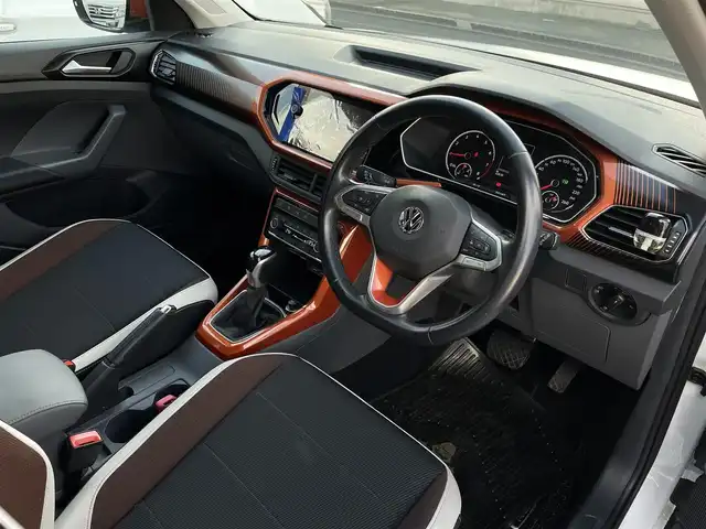 フォルクスワーゲン Ｔ－クロス TSI 1stプラス 大分県 2020(令2)年 3.3万km ピュアホワイト ハーフレザーシート/純正メモリーナビ/　CD/DVD/BT/USB/ラジオ/フルセグ/バックカメラ/ETC2.0/レーンキープアシストシステム/スタティックコーナリングライト /デイタイムランニングライト/ブラインドスポットディテクション（後方死角検知機能）/ドライバー疲労検知システム/パークディスタンスコントロール/リヤトラフィックアラート/プロアクティブ・オキュパント・プロテクション/ESC（エレクトロニック・スタビリティ・コントロール）/ドライブレコーダー（HDR360G)/プッシュエンジン/クリアランスソナー/アイドリングストップ/パーキングアシスト/ステアリングスイッチ/チルステアリング/レベライザー/ウィンカーミラー/ブライングスポット/オートハイビーム/スマートフォンワイヤレスチャージング /リアトラックアシスト/アダプティブクルーズコントロール/純正マット/プライバシーガラス/ルーフレール/保証書/取扱説明書