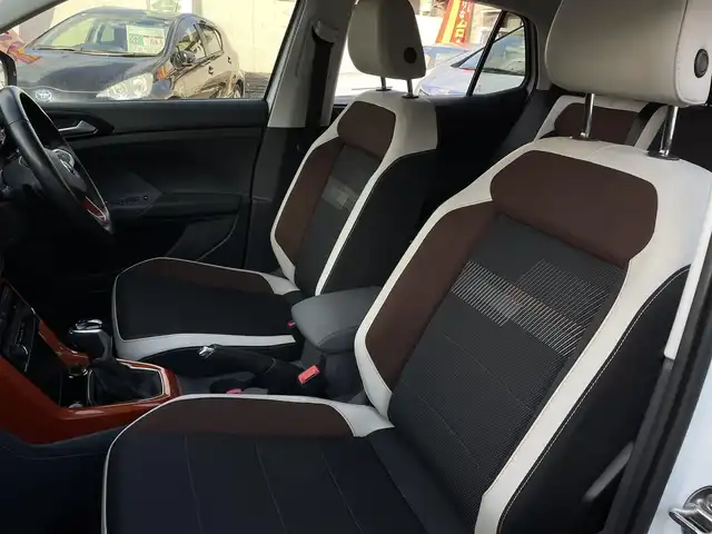 フォルクスワーゲン Ｔ－クロス TSI 1stプラス 大分県 2020(令2)年 3.3万km ピュアホワイト ハーフレザーシート/純正メモリーナビ/　CD/DVD/BT/USB/ラジオ/フルセグ/バックカメラ/ETC2.0/レーンキープアシストシステム/スタティックコーナリングライト /デイタイムランニングライト/ブラインドスポットディテクション（後方死角検知機能）/ドライバー疲労検知システム/パークディスタンスコントロール/リヤトラフィックアラート/プロアクティブ・オキュパント・プロテクション/ESC（エレクトロニック・スタビリティ・コントロール）/ドライブレコーダー（HDR360G)/プッシュエンジン/クリアランスソナー/アイドリングストップ/パーキングアシスト/ステアリングスイッチ/チルステアリング/レベライザー/ウィンカーミラー/ブライングスポット/オートハイビーム/スマートフォンワイヤレスチャージング /リアトラックアシスト/アダプティブクルーズコントロール/純正マット/プライバシーガラス/ルーフレール/保証書/取扱説明書