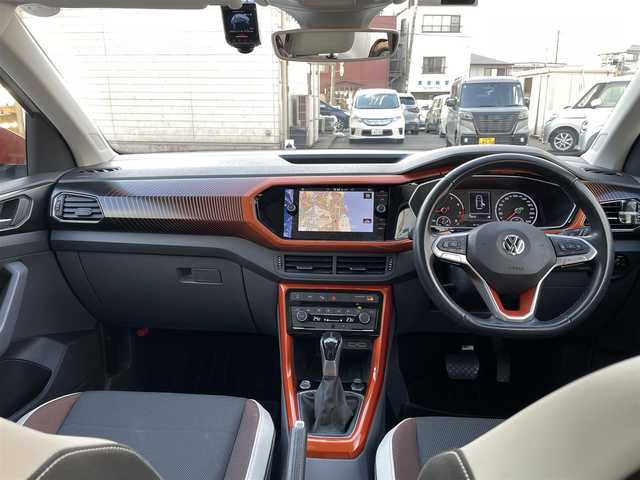 フォルクスワーゲン Ｔ－クロス TSI 1stプラス 大分県 2020(令2)年 3.3万km ピュアホワイト ハーフレザーシート/純正メモリーナビ/　CD/DVD/BT/USB/ラジオ/フルセグ/バックカメラ/ETC2.0/レーンキープアシストシステム/スタティックコーナリングライト /デイタイムランニングライト/ブラインドスポットディテクション（後方死角検知機能）/ドライバー疲労検知システム/パークディスタンスコントロール/リヤトラフィックアラート/プロアクティブ・オキュパント・プロテクション/ESC（エレクトロニック・スタビリティ・コントロール）/ドライブレコーダー（HDR360G)/プッシュエンジン/クリアランスソナー/アイドリングストップ/パーキングアシスト/ステアリングスイッチ/チルステアリング/レベライザー/ウィンカーミラー/ブライングスポット/オートハイビーム/スマートフォンワイヤレスチャージング /リアトラックアシスト/アダプティブクルーズコントロール/純正マット/プライバシーガラス/ルーフレール/保証書/取扱説明書