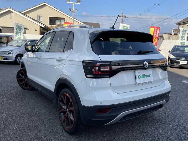 フォルクスワーゲン Ｔ－クロス TSI 1stプラス 大分県 2020(令2)年 3.3万km ピュアホワイト ハーフレザーシート/純正メモリーナビ/　CD/DVD/BT/USB/ラジオ/フルセグ/バックカメラ/ETC2.0/レーンキープアシストシステム/スタティックコーナリングライト /デイタイムランニングライト/ブラインドスポットディテクション（後方死角検知機能）/ドライバー疲労検知システム/パークディスタンスコントロール/リヤトラフィックアラート/プロアクティブ・オキュパント・プロテクション/ESC（エレクトロニック・スタビリティ・コントロール）/ドライブレコーダー（HDR360G)/プッシュエンジン/クリアランスソナー/アイドリングストップ/パーキングアシスト/ステアリングスイッチ/チルステアリング/レベライザー/ウィンカーミラー/ブライングスポット/オートハイビーム/スマートフォンワイヤレスチャージング /リアトラックアシスト/アダプティブクルーズコントロール/純正マット/プライバシーガラス/ルーフレール/保証書/取扱説明書