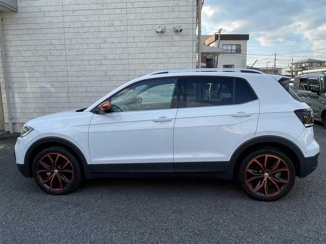 フォルクスワーゲン Ｔ－クロス TSI 1stプラス 大分県 2020(令2)年 3.3万km ピュアホワイト ハーフレザーシート/純正メモリーナビ/　CD/DVD/BT/USB/ラジオ/フルセグ/バックカメラ/ETC2.0/レーンキープアシストシステム/スタティックコーナリングライト /デイタイムランニングライト/ブラインドスポットディテクション（後方死角検知機能）/ドライバー疲労検知システム/パークディスタンスコントロール/リヤトラフィックアラート/プロアクティブ・オキュパント・プロテクション/ESC（エレクトロニック・スタビリティ・コントロール）/ドライブレコーダー（HDR360G)/プッシュエンジン/クリアランスソナー/アイドリングストップ/パーキングアシスト/ステアリングスイッチ/チルステアリング/レベライザー/ウィンカーミラー/ブライングスポット/オートハイビーム/スマートフォンワイヤレスチャージング /リアトラックアシスト/アダプティブクルーズコントロール/純正マット/プライバシーガラス/ルーフレール/保証書/取扱説明書