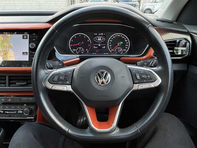 フォルクスワーゲン Ｔ－クロス TSI 1stプラス 大分県 2020(令2)年 3.3万km ピュアホワイト ハーフレザーシート/純正メモリーナビ/　CD/DVD/BT/USB/ラジオ/フルセグ/バックカメラ/ETC2.0/レーンキープアシストシステム/スタティックコーナリングライト /デイタイムランニングライト/ブラインドスポットディテクション（後方死角検知機能）/ドライバー疲労検知システム/パークディスタンスコントロール/リヤトラフィックアラート/プロアクティブ・オキュパント・プロテクション/ESC（エレクトロニック・スタビリティ・コントロール）/ドライブレコーダー（HDR360G)/プッシュエンジン/クリアランスソナー/アイドリングストップ/パーキングアシスト/ステアリングスイッチ/チルステアリング/レベライザー/ウィンカーミラー/ブライングスポット/オートハイビーム/スマートフォンワイヤレスチャージング /リアトラックアシスト/アダプティブクルーズコントロール/純正マット/プライバシーガラス/ルーフレール/保証書/取扱説明書