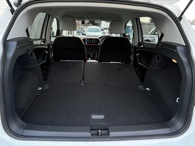 フォルクスワーゲン Ｔ－クロス TSI 1stプラス 大分県 2020(令2)年 3.3万km ピュアホワイト ハーフレザーシート/純正メモリーナビ/　CD/DVD/BT/USB/ラジオ/フルセグ/バックカメラ/ETC2.0/レーンキープアシストシステム/スタティックコーナリングライト /デイタイムランニングライト/ブラインドスポットディテクション（後方死角検知機能）/ドライバー疲労検知システム/パークディスタンスコントロール/リヤトラフィックアラート/プロアクティブ・オキュパント・プロテクション/ESC（エレクトロニック・スタビリティ・コントロール）/ドライブレコーダー（HDR360G)/プッシュエンジン/クリアランスソナー/アイドリングストップ/パーキングアシスト/ステアリングスイッチ/チルステアリング/レベライザー/ウィンカーミラー/ブライングスポット/オートハイビーム/スマートフォンワイヤレスチャージング /リアトラックアシスト/アダプティブクルーズコントロール/純正マット/プライバシーガラス/ルーフレール/保証書/取扱説明書