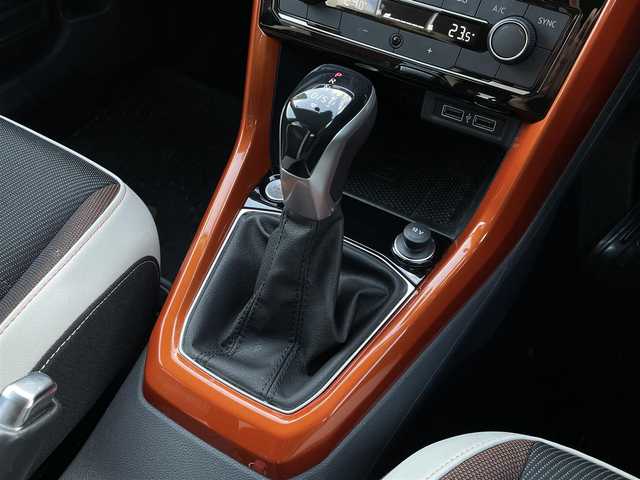 フォルクスワーゲン Ｔ－クロス TSI 1stプラス 大分県 2020(令2)年 3.3万km ピュアホワイト ハーフレザーシート/純正メモリーナビ/　CD/DVD/BT/USB/ラジオ/フルセグ/バックカメラ/ETC2.0/レーンキープアシストシステム/スタティックコーナリングライト /デイタイムランニングライト/ブラインドスポットディテクション（後方死角検知機能）/ドライバー疲労検知システム/パークディスタンスコントロール/リヤトラフィックアラート/プロアクティブ・オキュパント・プロテクション/ESC（エレクトロニック・スタビリティ・コントロール）/ドライブレコーダー（HDR360G)/プッシュエンジン/クリアランスソナー/アイドリングストップ/パーキングアシスト/ステアリングスイッチ/チルステアリング/レベライザー/ウィンカーミラー/ブライングスポット/オートハイビーム/スマートフォンワイヤレスチャージング /リアトラックアシスト/アダプティブクルーズコントロール/純正マット/プライバシーガラス/ルーフレール/保証書/取扱説明書