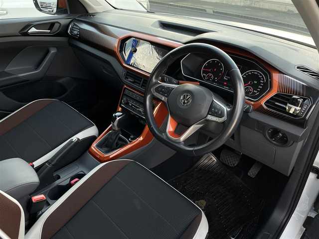 フォルクスワーゲン Ｔ－クロス TSI 1stプラス 大分県 2020(令2)年 3.3万km ピュアホワイト ハーフレザーシート/純正メモリーナビ/　CD/DVD/BT/USB/ラジオ/フルセグ/バックカメラ/ETC2.0/レーンキープアシストシステム/スタティックコーナリングライト /デイタイムランニングライト/ブラインドスポットディテクション（後方死角検知機能）/ドライバー疲労検知システム/パークディスタンスコントロール/リヤトラフィックアラート/プロアクティブ・オキュパント・プロテクション/ESC（エレクトロニック・スタビリティ・コントロール）/ドライブレコーダー（HDR360G)/プッシュエンジン/クリアランスソナー/アイドリングストップ/パーキングアシスト/ステアリングスイッチ/チルステアリング/レベライザー/ウィンカーミラー/ブライングスポット/オートハイビーム/スマートフォンワイヤレスチャージング /リアトラックアシスト/アダプティブクルーズコントロール/純正マット/プライバシーガラス/ルーフレール/保証書/取扱説明書