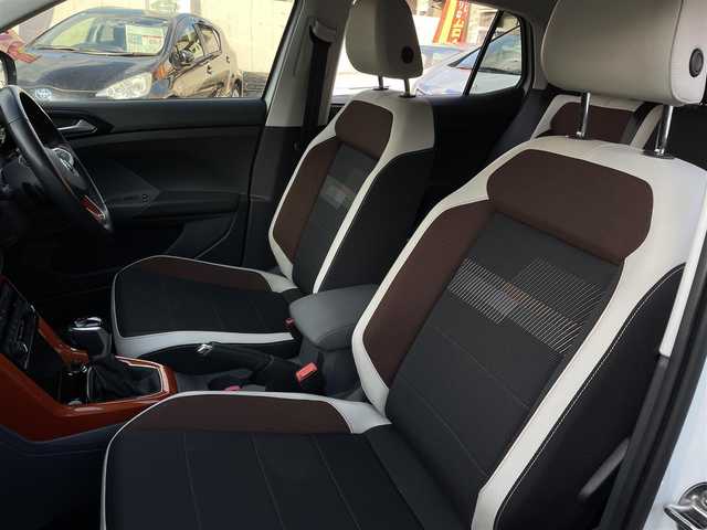 フォルクスワーゲン Ｔ－クロス TSI 1stプラス 大分県 2020(令2)年 3.3万km ピュアホワイト ハーフレザーシート/純正メモリーナビ/　CD/DVD/BT/USB/ラジオ/フルセグ/バックカメラ/ETC2.0/レーンキープアシストシステム/スタティックコーナリングライト /デイタイムランニングライト/ブラインドスポットディテクション（後方死角検知機能）/ドライバー疲労検知システム/パークディスタンスコントロール/リヤトラフィックアラート/プロアクティブ・オキュパント・プロテクション/ESC（エレクトロニック・スタビリティ・コントロール）/ドライブレコーダー（HDR360G)/プッシュエンジン/クリアランスソナー/アイドリングストップ/パーキングアシスト/ステアリングスイッチ/チルステアリング/レベライザー/ウィンカーミラー/ブライングスポット/オートハイビーム/スマートフォンワイヤレスチャージング /リアトラックアシスト/アダプティブクルーズコントロール/純正マット/プライバシーガラス/ルーフレール/保証書/取扱説明書