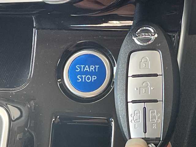 日産 セレナ e－パワー ハイウェイスター V 岐阜県 2019(令1)年 8.4万km ブリリアントホワイトパール /純正10インチSDナビ/(iPod/SD/FM/AM/フルセグTV/USB/BT/CD/DVD)//メーカーOP セーフティパックB/(SRSカーテンエアバッグ)/(踏み間違い衝突防止アシスト)/(インテリジェント　パーキングアシスト)/(標識検知機能)/(インテリジェント　アラウンドビューモニター)/(インテリジェント　DA)/(フロント&バックソナー)/(電動パーキングブレーキ)/(オートブレーキホールド)/(プロパイロット)/(インテリジェント　LI)/(ヒーター付ドアミラー)/(ステアリングスイッチ)//メーカーセットOP/(プレミアムインテリア)/(シート地　グラデーション織物)/(本革巻3本スポークステアリング)//ディーラーOP/(後席専用モニター)/(ETC)/(前方ドライブレコーダー)//純正フロアマット//純正ドアバイザー//純正LEDヘッドライト//スペアキー×1