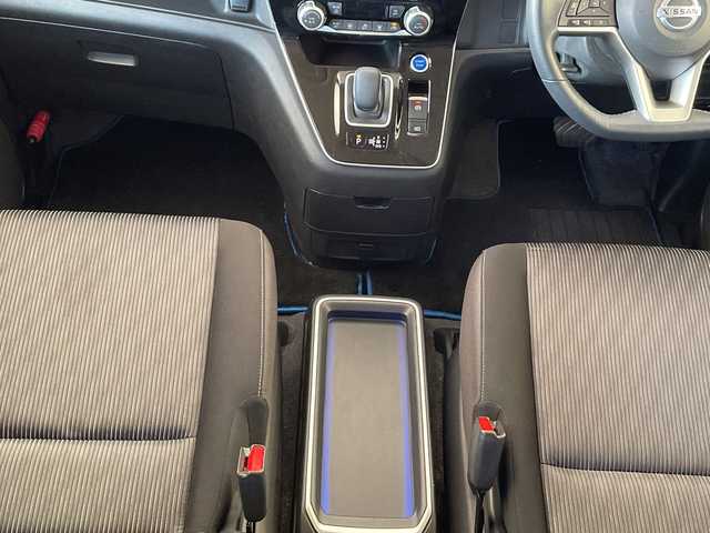 日産 セレナ e－パワー ハイウェイスター V 岐阜県 2019(令1)年 8.4万km ブリリアントホワイトパール /純正10インチSDナビ/(iPod/SD/FM/AM/フルセグTV/USB/BT/CD/DVD)//メーカーOP セーフティパックB/(SRSカーテンエアバッグ)/(踏み間違い衝突防止アシスト)/(インテリジェント　パーキングアシスト)/(標識検知機能)/(インテリジェント　アラウンドビューモニター)/(インテリジェント　DA)/(フロント&バックソナー)/(電動パーキングブレーキ)/(オートブレーキホールド)/(プロパイロット)/(インテリジェント　LI)/(ヒーター付ドアミラー)/(ステアリングスイッチ)//メーカーセットOP/(プレミアムインテリア)/(シート地　グラデーション織物)/(本革巻3本スポークステアリング)//ディーラーOP/(後席専用モニター)/(ETC)/(前方ドライブレコーダー)//純正フロアマット//純正ドアバイザー//純正LEDヘッドライト//スペアキー×1