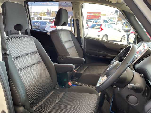 日産 セレナ e－パワー ハイウェイスター V 岐阜県 2019(令1)年 8.4万km ブリリアントホワイトパール /純正10インチSDナビ/(iPod/SD/FM/AM/フルセグTV/USB/BT/CD/DVD)//メーカーOP セーフティパックB/(SRSカーテンエアバッグ)/(踏み間違い衝突防止アシスト)/(インテリジェント　パーキングアシスト)/(標識検知機能)/(インテリジェント　アラウンドビューモニター)/(インテリジェント　DA)/(フロント&バックソナー)/(電動パーキングブレーキ)/(オートブレーキホールド)/(プロパイロット)/(インテリジェント　LI)/(ヒーター付ドアミラー)/(ステアリングスイッチ)//メーカーセットOP/(プレミアムインテリア)/(シート地　グラデーション織物)/(本革巻3本スポークステアリング)//ディーラーOP/(後席専用モニター)/(ETC)/(前方ドライブレコーダー)//純正フロアマット//純正ドアバイザー//純正LEDヘッドライト//スペアキー×1