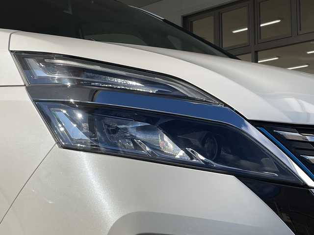 日産 セレナ e－パワー ハイウェイスター V 岐阜県 2019(令1)年 8.4万km ブリリアントホワイトパール /純正10インチSDナビ/(iPod/SD/FM/AM/フルセグTV/USB/BT/CD/DVD)//メーカーOP セーフティパックB/(SRSカーテンエアバッグ)/(踏み間違い衝突防止アシスト)/(インテリジェント　パーキングアシスト)/(標識検知機能)/(インテリジェント　アラウンドビューモニター)/(インテリジェント　DA)/(フロント&バックソナー)/(電動パーキングブレーキ)/(オートブレーキホールド)/(プロパイロット)/(インテリジェント　LI)/(ヒーター付ドアミラー)/(ステアリングスイッチ)//メーカーセットOP/(プレミアムインテリア)/(シート地　グラデーション織物)/(本革巻3本スポークステアリング)//ディーラーOP/(後席専用モニター)/(ETC)/(前方ドライブレコーダー)//純正フロアマット//純正ドアバイザー//純正LEDヘッドライト//スペアキー×1