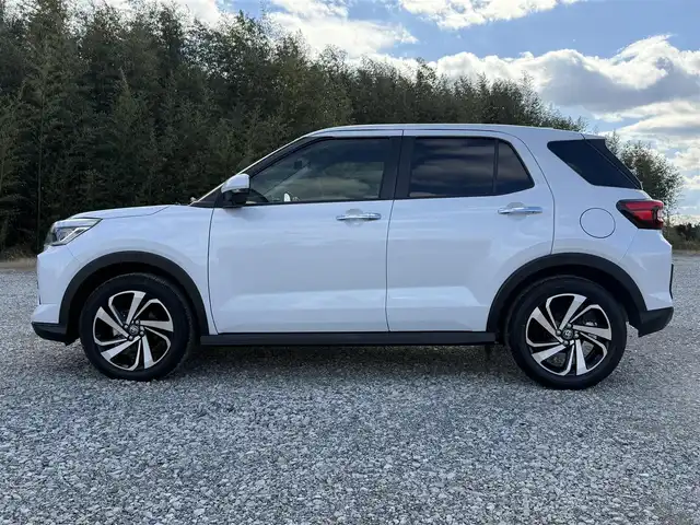 トヨタ ライズ Z 兵庫県 2025(令7)年 1万km シャイニングホワイトパール 社外ナビ/バックモニター/純正17インチアルミホイール/ETC/両前席シートヒーター/LEDヘッドライト/フォグランプ（F/R）/オートハイビーム/レーダークルーズコントロール/電子パーキング＆オートホールド/Pセンサー