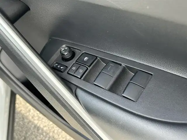 トヨタ カローラ クロス ハイブリッド Z 広島県 2022(令4)年 1.8万km プラチナホワイトパールマイカ モデリスタ18インチAW/モデリスタエアロ　/純正９インチディスプレイオーディオ　/ 「ナビ/Bluetooth/フルセグ/CD/DVD」/全方位カメラ　/ブラインドスポットモニター/レーダークルーズコントロール　/クリアランスソナー　/電動リアゲート　/前席シートヒーター/D席パワーシート/ビルトインＥＴＣ/前後ドライブレコーダー/衝突軽減ブレーキシステム/車線逸脱防止システム/オートハイビーム/LEDヘッドライト（AUTO機能付き）/ヘッドライトレベライザー/スマートキー/プッシュスタート