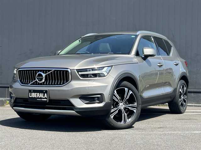 ボルボ ＸＣ４０ B4 AWD インスクリプション 茨城県 2021(令3)年 3.9万km ぺブルグレー 純正ナビ/ワンセグTV/360°カメラ/ETC/前後ドラレコ/パノラマSR/harman/kardon/クリスタルシフトノブ/白革シート/パワーシート/シートヒーター/ステアリングヒーター/ACC/LKA/BLIS/パークアシストパイロット/クロストラフィックアラート/フットトランクオープナー/Wスマホチャージ
